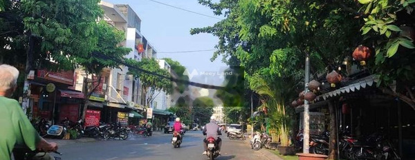 Bán nhà có diện tích chung là 95m2 Nằm ngay trên Hoàng Hoa Thám, Tân Bình giá bán cực tốt từ 7 tỷ căn này gồm 2 phòng ngủ, 2 WC-02