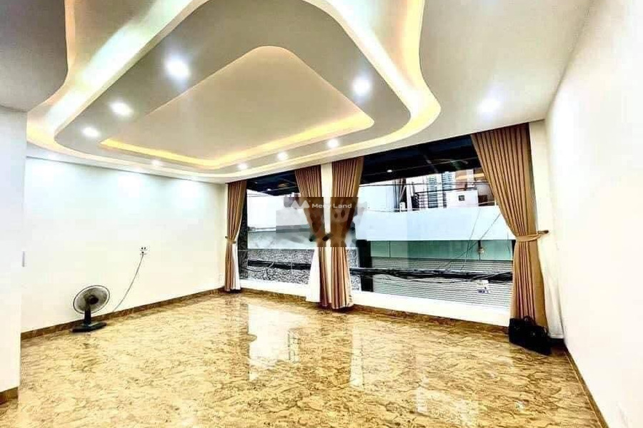 Bán nhà có diện tích chung 60m2 vị trí đẹp nằm trên Nguyễn Khang, Cầu Giấy giá bán cạnh tranh từ 15.5 tỷ trong căn này gồm 6 phòng ngủ, 5 WC-01