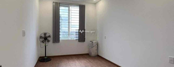 Trong căn hộ này có tổng 2 phòng ngủ, cho thuê căn hộ vị trí ngay Võ Nguyên Giáp, Thừa Thiên Huế, 2 WC khu vực đông đúc-03