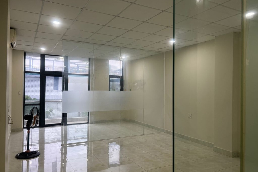 Văn phòng tầng 2 5x12m có sẵn vách kính, máy lạnh giá chỉ 9 triệu -01