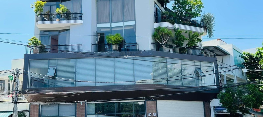 Cho thuê nhà ở có diện tích rộng 240m2 thuê ngay với giá hợp lý từ 280 triệu/tháng vị trí đặt ngay trên Nguyễn Huy Tưởng, Hồ Chí Minh