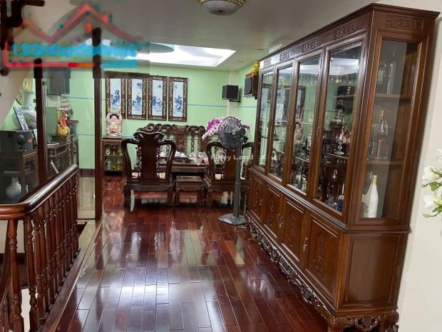 Bán nhà ngay ở Phan Kế Bính, Hà Nội bán ngay với giá thương lượng chỉ 6.1 tỷ có diện tích gồm 44m2, hướng Bắc trong nhà tổng quan có tổng 6 PN-01
