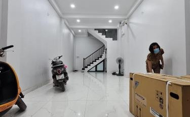 Không xoay được vốn bán nhà có diện tích rộng 60 m2 giá êm 200 triệu ngay trên Bạch Mai, Hai Bà Trưng tổng quan nhà này có tổng 5 phòng ngủ với ngõ đi...-03