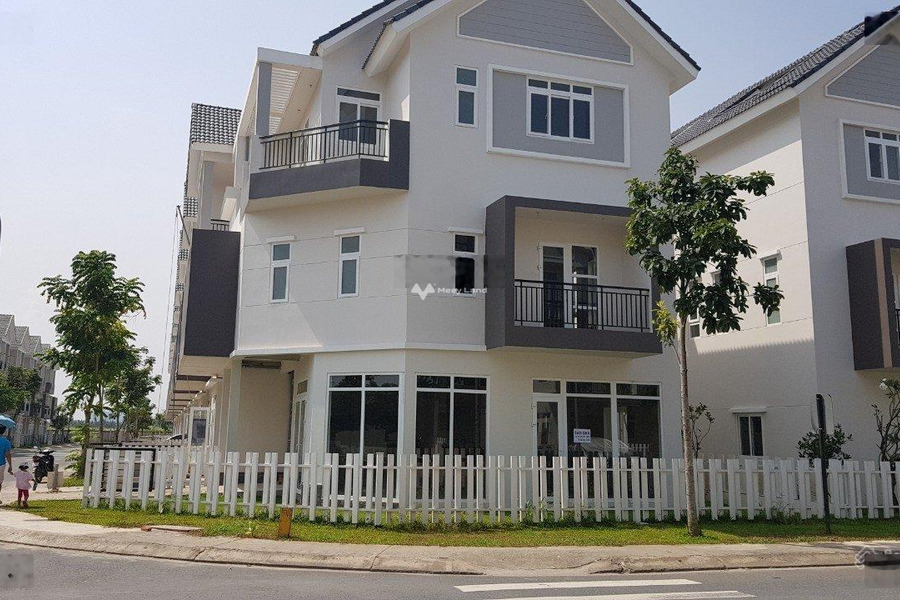 Bán biệt thự có một diện tích là 149.3m2 vị trí đẹp tọa lạc ngay Phú Hữu, Quận 9 giá bán cơ bản từ 18 tỷ, tổng quan căn nhà này 5 phòng ngủ, 4 WC-01