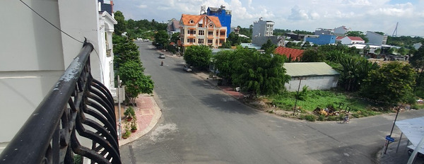 Bán nhà 1 trệt 3 lầu lệch tầng khu dân cư 586, đường Nguyễn Chánh giá 5 tỷ 200-03