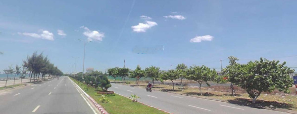 Bán gấp 2 lô đất mặt biển Nguyễn Tất Thành, 240m2 (10x24m), xây dựng cao tầng, giá bán 83tr/m2 -03