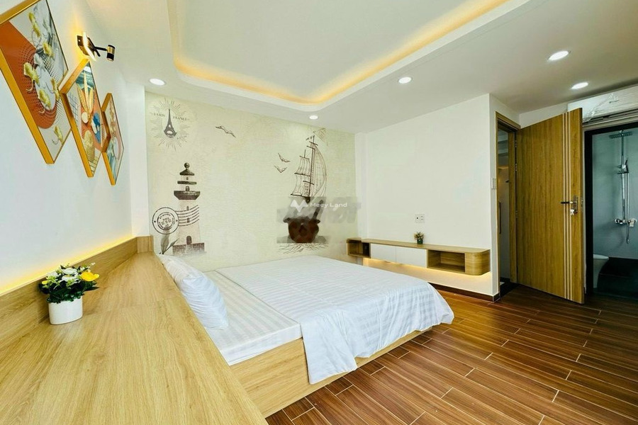 Vị trí trung tâm Phường 11, Hồ Chí Minh cho thuê nhà giá thuê khuyến mãi chỉ 19 triệu/tháng, trong nhà tổng quan có tổng 4 phòng ngủ, 5 WC-01