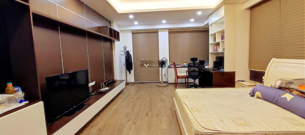 Nhà 5 phòng ngủ bán nhà bán ngay với giá chỉ 10.2 tỷ diện tích chuẩn 62m2 vị trí mặt tiền ngay Linh Lang, Hà Nội