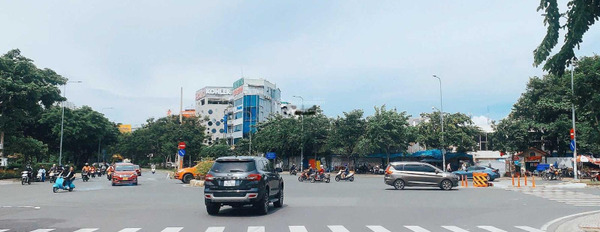 Bán biệt thự có diện tích gồm 200m2 vị trí mặt tiền ngay trên Quận 2, Hồ Chí Minh bán ngay với giá khoảng 53 tỷ-02