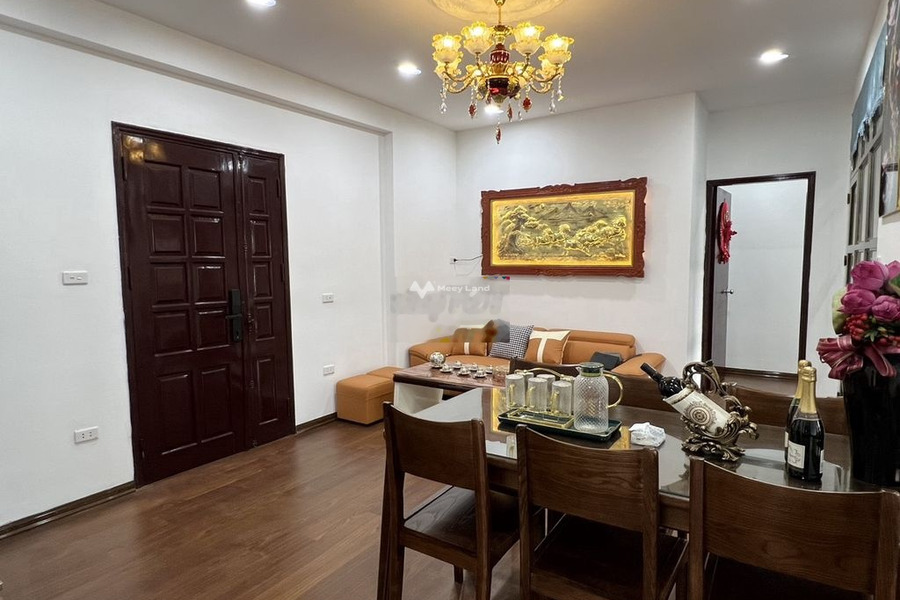 Chung cư 3 phòng ngủ, bán căn hộ hướng Đông Bắc vị trí đặt tại trung tâm Nguyễn Ngọc Vũ, Trung Hòa, tổng quan trong căn hộ gồm 3 PN, 2 WC giá cực mềm-01
