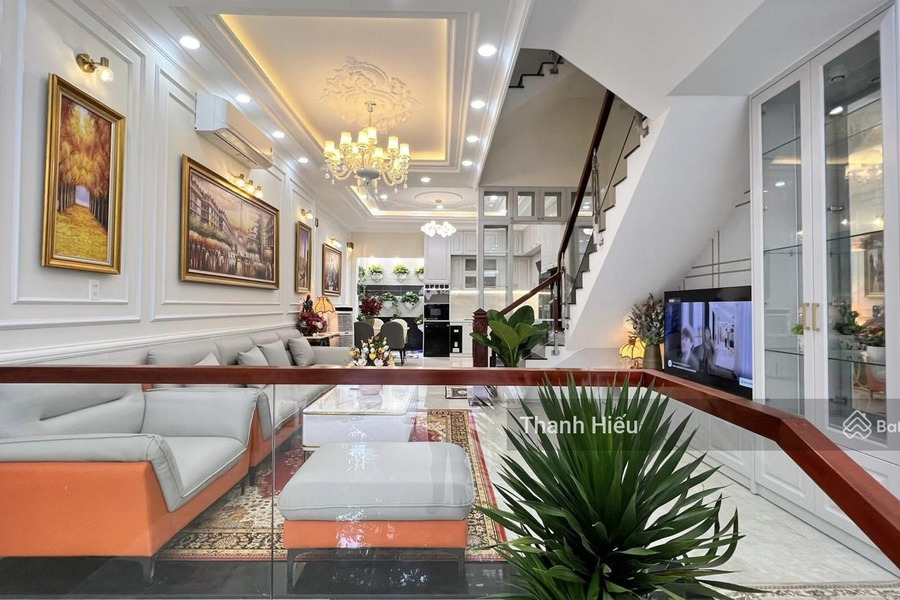 Bán liền kề căn nhà có nội thất hoàn mỹ CAO CẤP vị trí thích hợp Quận 7, Hồ Chí Minh giá bán đàm phán 17 tỷ diện tích rộng 120m2, căn này gồm có 5 PN-01