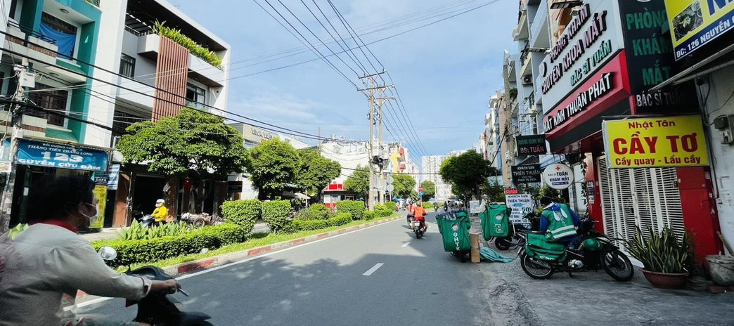 Vị trí thuận lợi ngay trên Nguyễn Cửu Đàm, Tân Sơn Nhì bán nhà bán ngay với giá siêu khủng 15 tỷ căn này có 3 phòng ngủ 3 WC