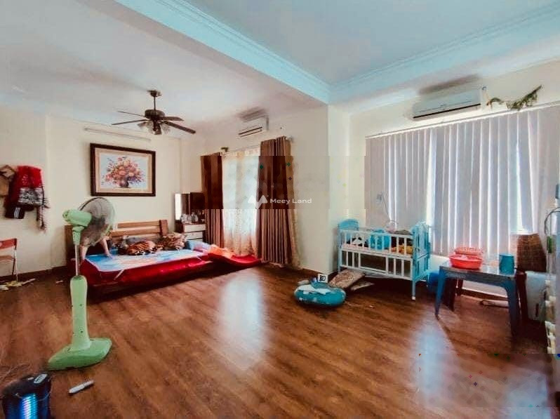 Trong nhà gồm có 4 phòng ngủ, bán nhà ở có diện tích 65m2 giá bán chốt nhanh 11.9 tỷ vị trí thuận lợi nằm trên Long Biên, Hà Nội-01