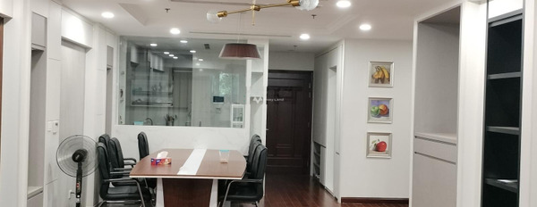 Tổng quan trong căn hộ gồm 3 PN, cho thuê căn hộ nằm ở Quận 1, Hồ Chí Minh, 2 WC khu vực đông đúc-02