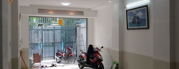 Cho thuê nhà vị trí mặt tiền nằm ngay Quận 2, Hồ Chí Minh, vào ở luôn giá cơ bản từ 25 triệu/tháng dt tổng là 250 m2, ngôi nhà này gồm có 4 phòng ngủ-03
