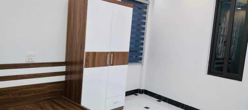 Nhà mặt phố Hồng Hà giáp chợ Long Biên 40m2, 5 tầng, 5,1 tỷ